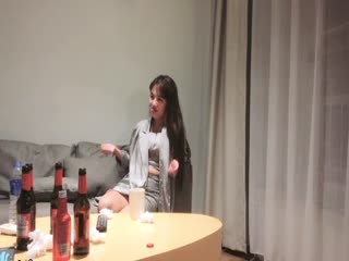 真心話大冒險白嫖酒吧約女生妹在酒店一件一件的把衣服脫光完美露臉無套爆操